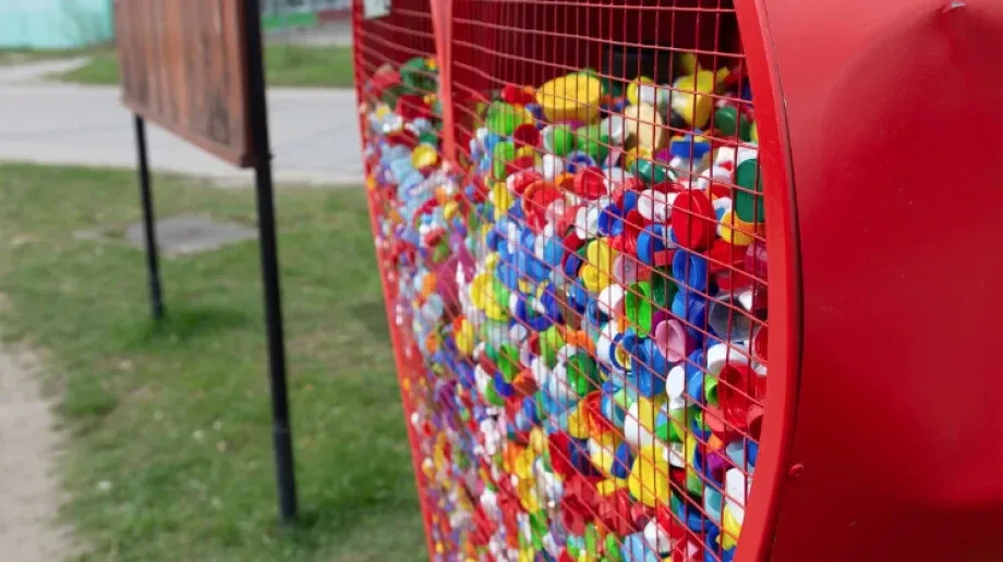 Wandalizm, czy sposób na spędzanie wolnego czasu? Metalowy pojemnik na plastikowe nakrętki w Komorowie zniszczony (zdjęcia)