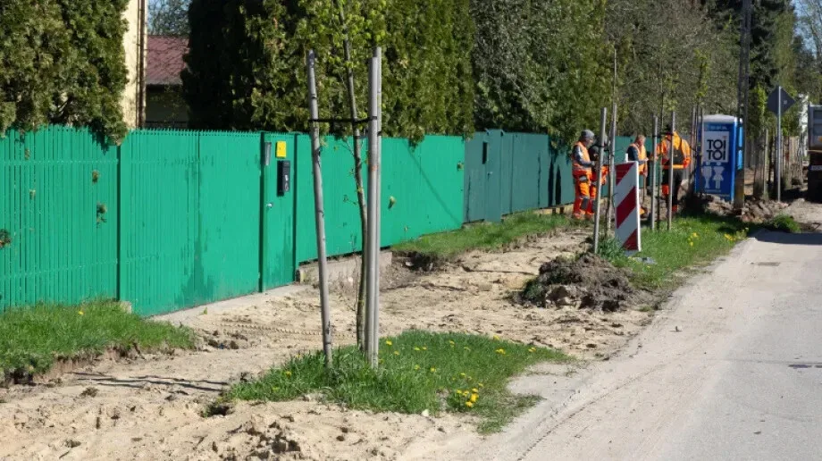 Nowy chodnik przy ulicy Widnichowskiej. Trwają prace nad nowym także przy ulicy Sportowej (zdjęcia)