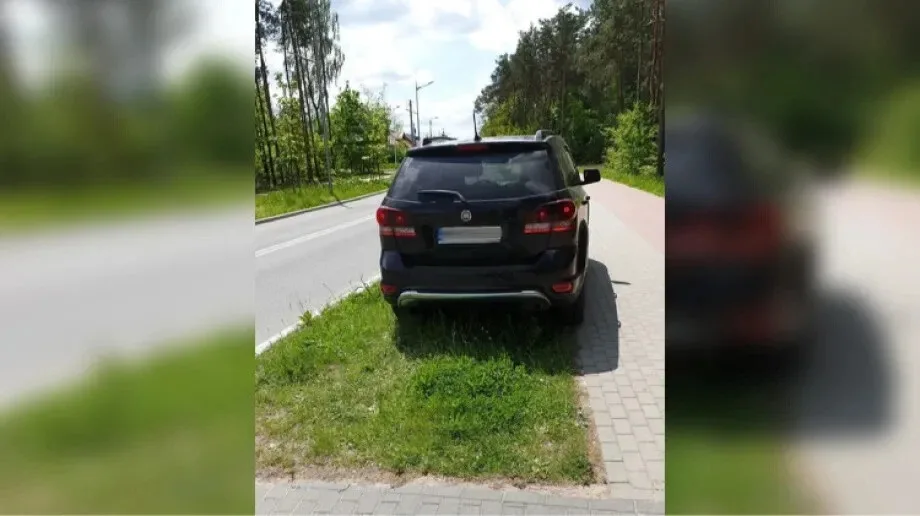Parkowanie na trawniku wzdłuż ulicy Szpitalnej (zdjęcia)