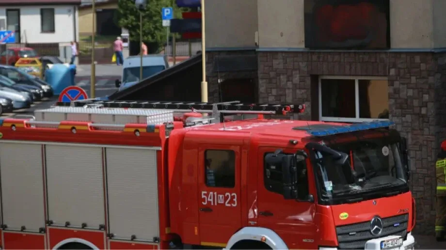 Starsza osoba zemdlała w zamkniętym mieszkaniu, interweniowali strażacy (zdjęcia)