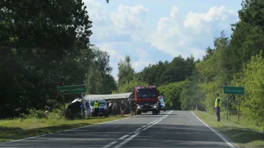 Zderzenie tira z busem. Jedna osoba trafiła do szpitala