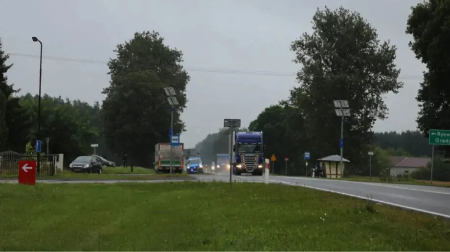 Kierowca ciężarówki nie dostosował prędkości do warunków atmosferycznych. Doszło do zderzenia z samochodem osobowym (zdjęcia)