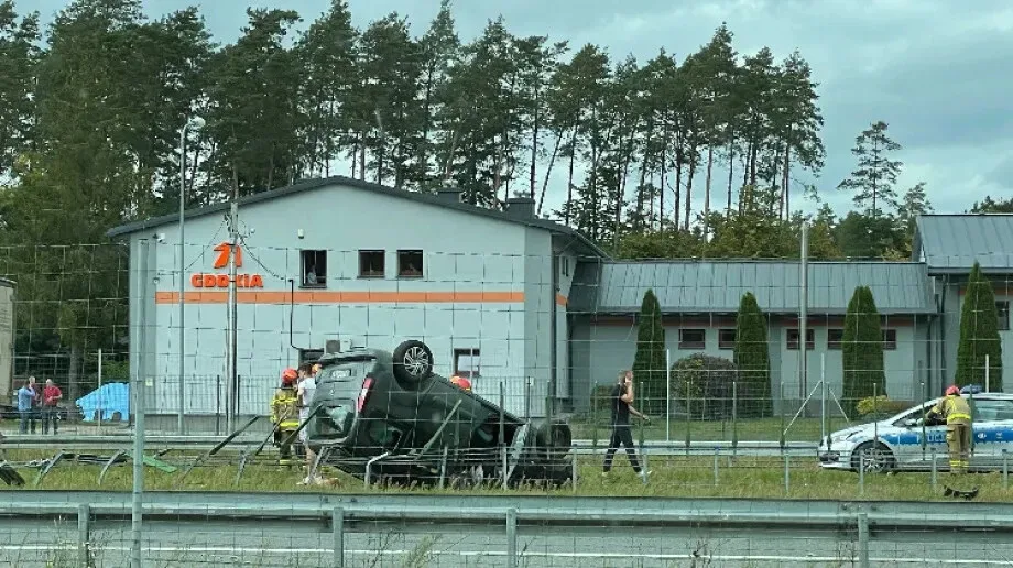 Dachowanie samochodu na S8 (zdjęcia)