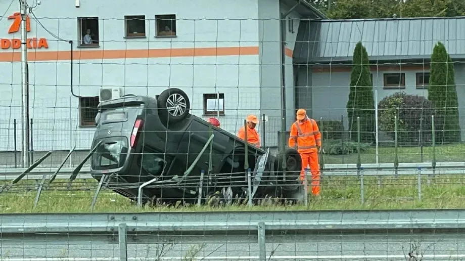 22 - letni kierowca najprawdopodobniej zasnął za kierownicą. Dachowanie na S8 (zdjęcia)