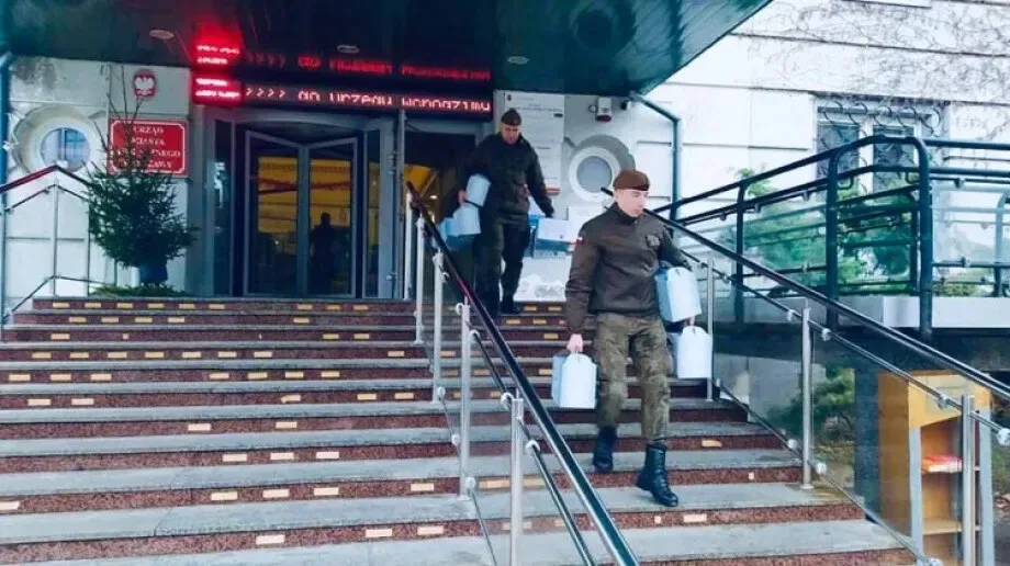 Mikołaje w mundurach rozdają paczki! (zdjęcia)