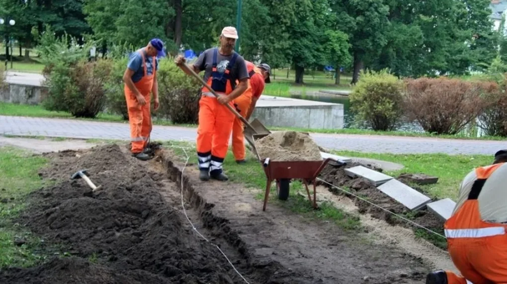 Powstaje nowy chodnik przy stawie (zdjęcia)