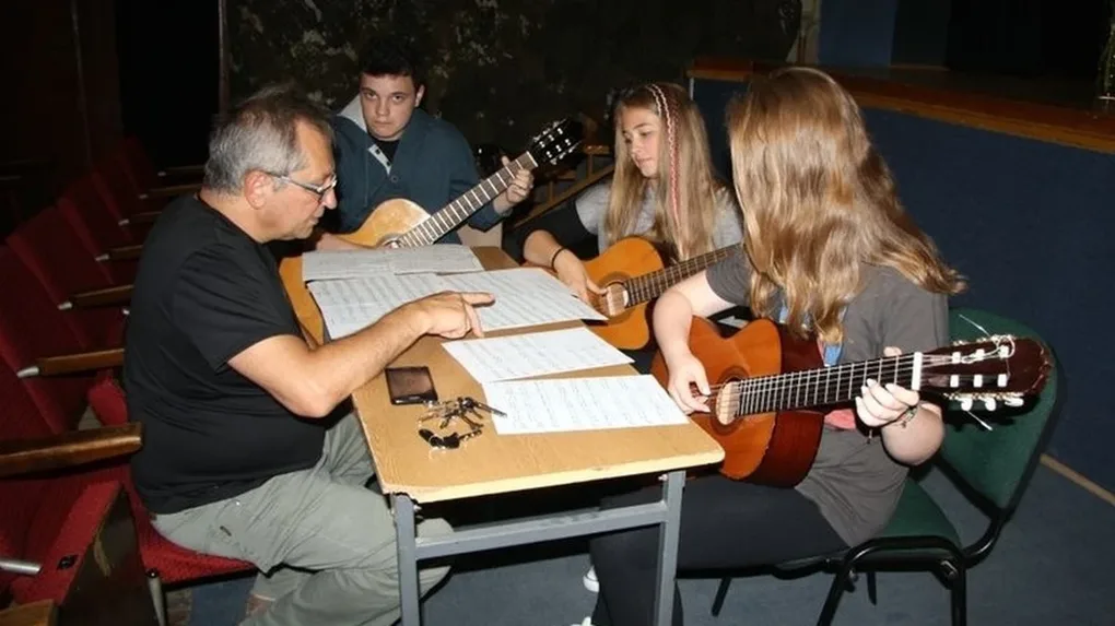 Trenują grę na gitarze (zdjęcia)