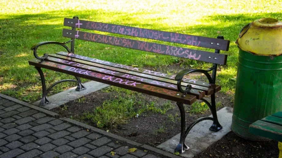 Dewastacja nowych ławek w ostrowskim parku nad stawem