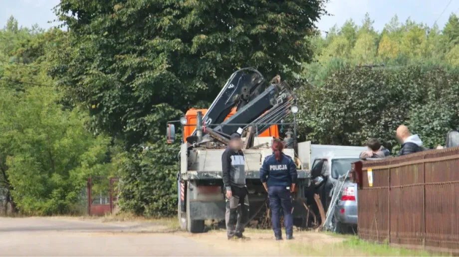 Samochód ciężarowy spowodował zdarzenie drogowe wjeżdżając w ogrodzenie