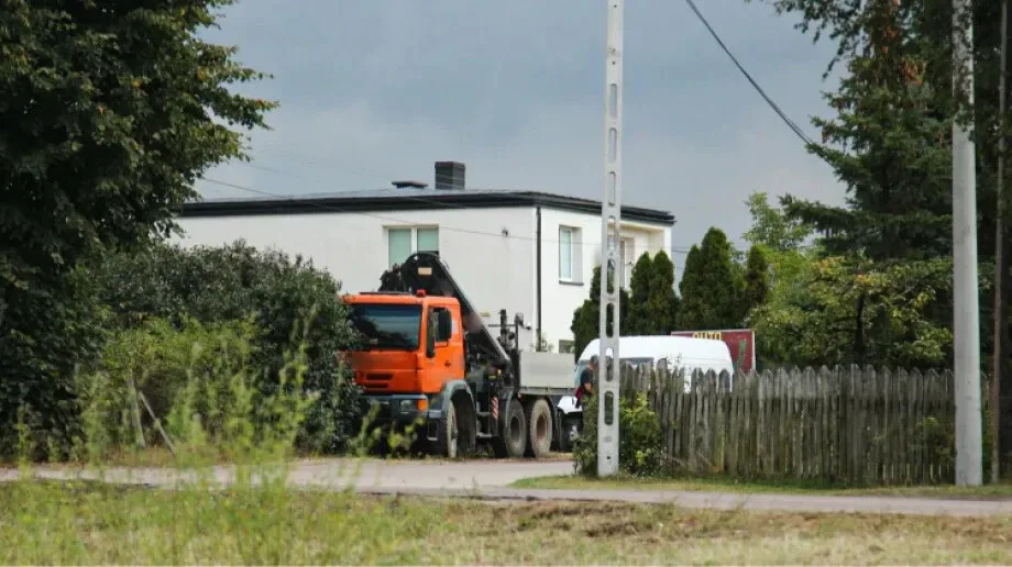 Samochód ciężarowy spowodował zdarzenie drogowe wjeżdżając w ogrodzenie