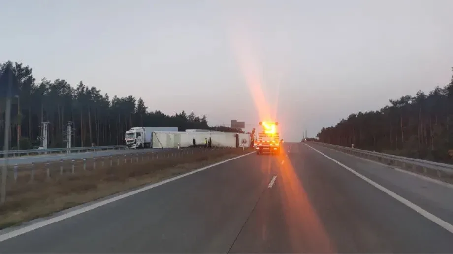 Zdarzenie drogowe na s8. W przewróconego tira uderzyła osobówka 