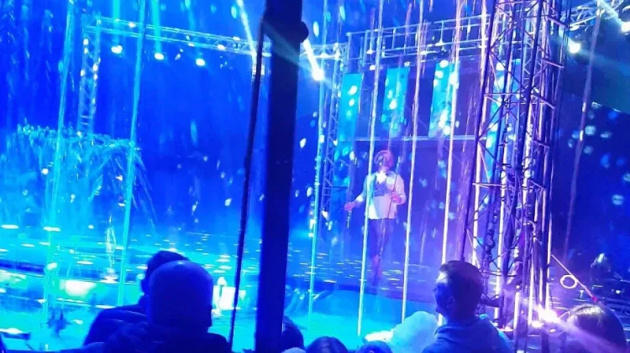 Mieszkańcy powiatu ostrowskiego obejrzeli niesamowite występy akrobatów cyrku na wodzie Waterland!