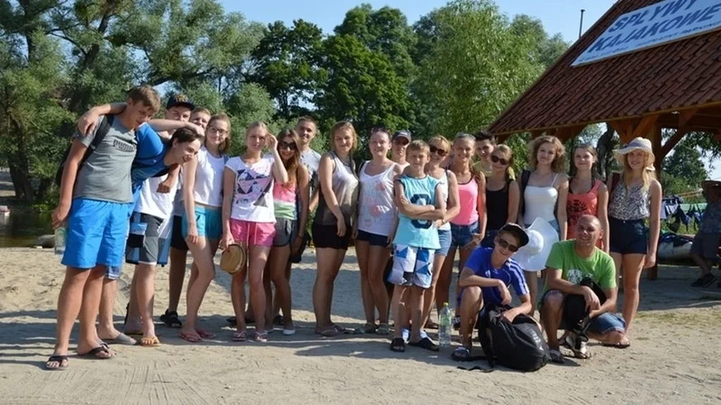 Ostrowscy wolontariusze na spływie kajakowym