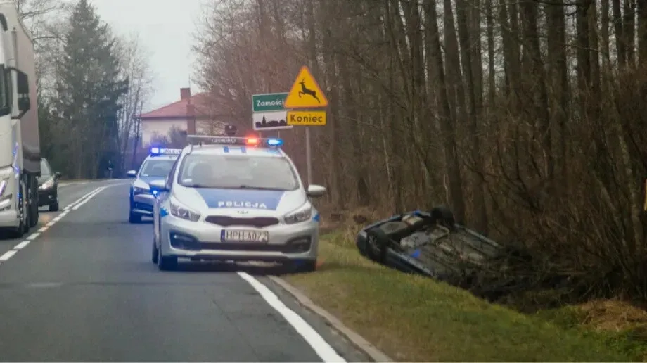 Dachowanie osobówki na terenie gminy Brok (zdjęcia)