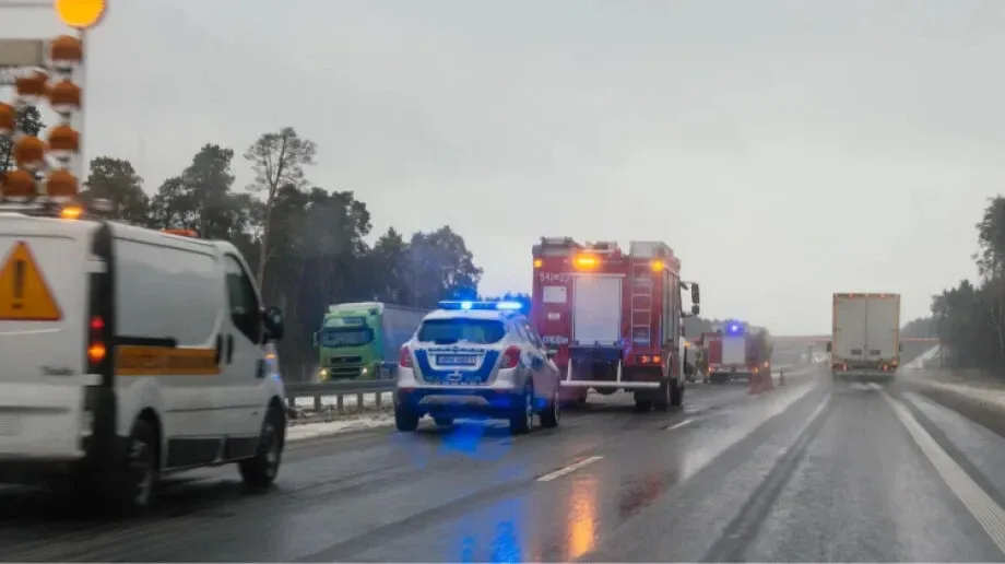 Mercedes uderzył w barierki na trasie S8. Kierująca trafiła do szpitala (zdjęcia)
