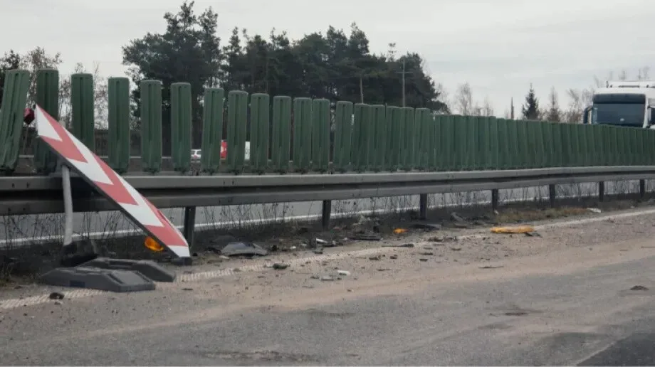 Samochód osobowy uderzył w barierki na trasie S8 (zdjęcia, aktualizacja)