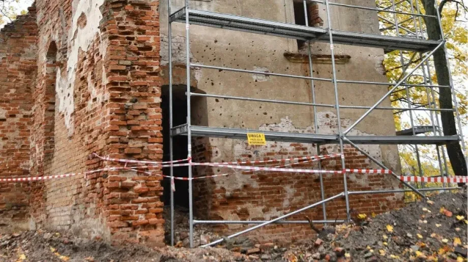 Prace konserwatorskie ruin pałacu w Broku (zdjęcia)