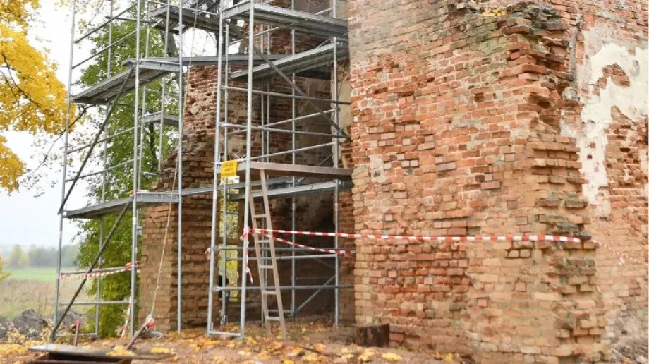 Prace konserwatorskie ruin pałacu w Broku (zdjęcia)