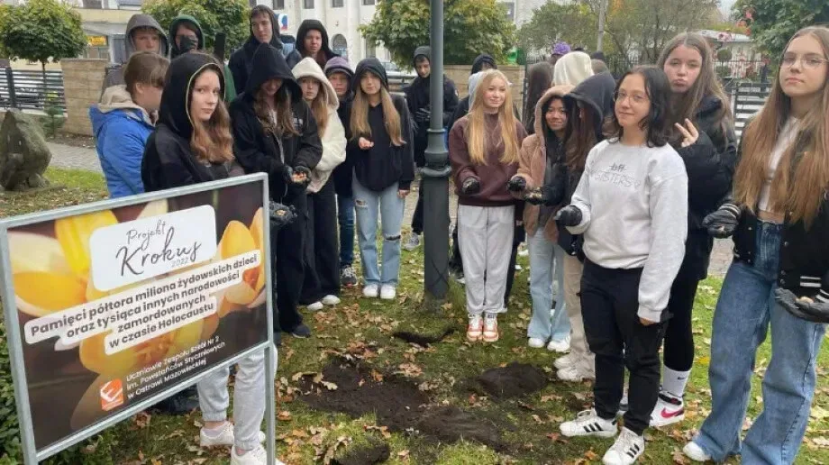 Młodzież z Ostrowi Mazowieckiej upamiętnia dzieci Holocaustu (zdjęcia)