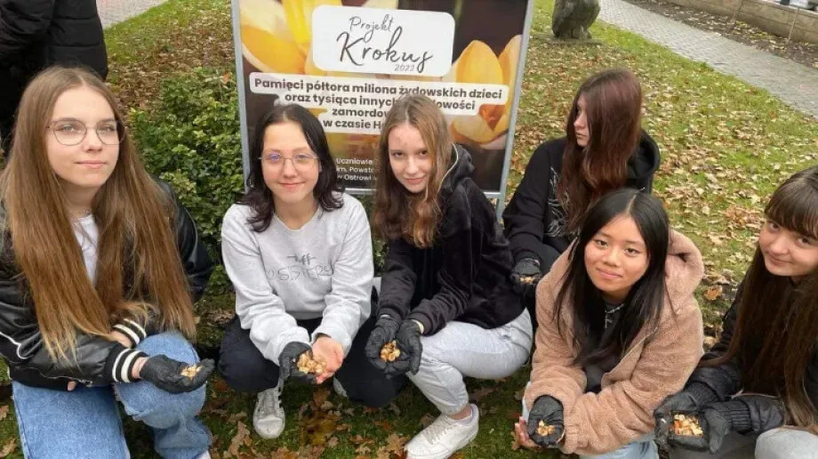 Młodzież z Ostrowi Mazowieckiej upamiętnia dzieci Holocaustu (zdjęcia)