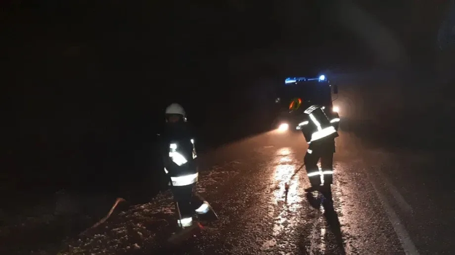 Strażacy usunęli złamane konary z drogi w Przeździecko Grzymki (zdjęcia)