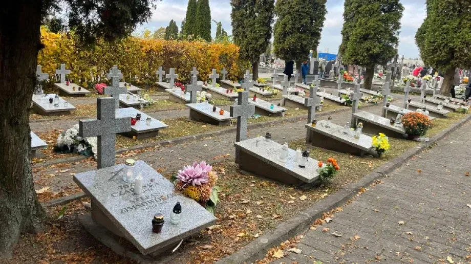 Znicze, modlitwa i pamięć. Dzień Wszystkich Świętych w Ostrowi Mazowieckiej (zdjęcia)