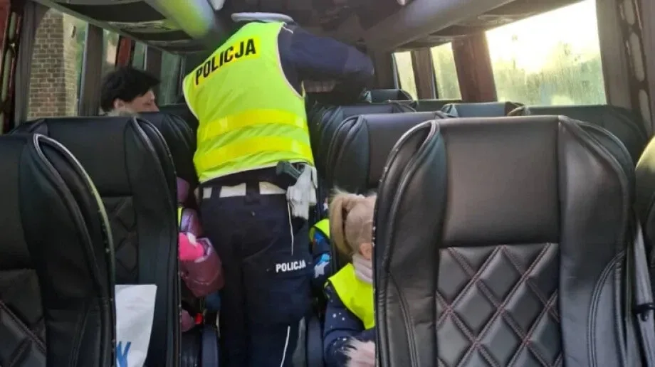 Bezpieczna podróż najmłodszych pod czujnym okiem policji