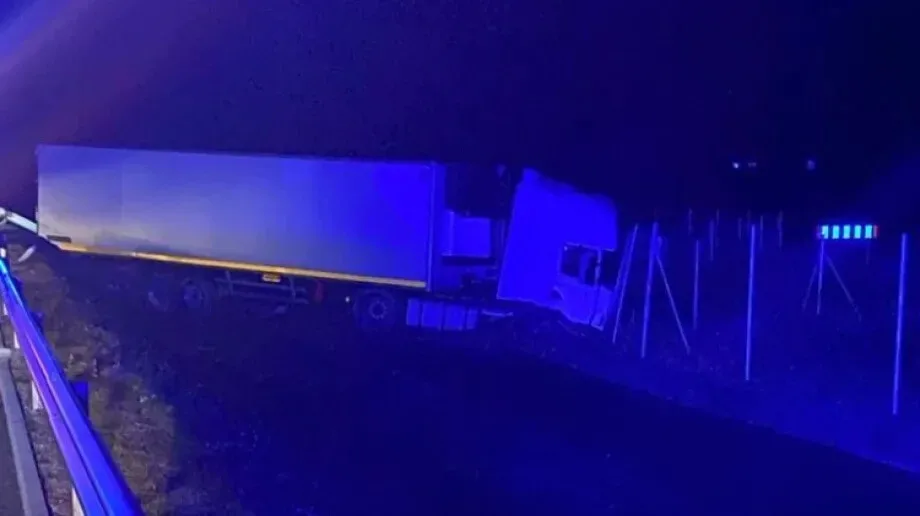 Wypadek na trasie S-61. Ciężarówka wpadła do rowu