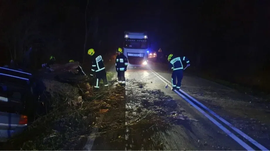 Uderzył samochodem w drzewo i trafił do szpitala. Groźny wypadek w miejscowości Drewnowo-Ziemaki (zdjęcia)