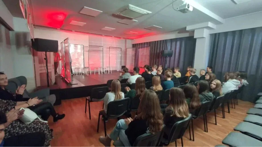 Spektakl "My, dzieci z dworca Zoo" w Bibliotece Publicznej Gminy Andrzejewo