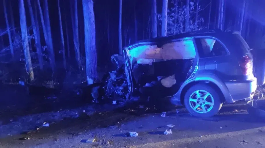 Pijany kierowca toyoty wjechał w drzewo. Dwie osoby ranne! (zdjęcia)