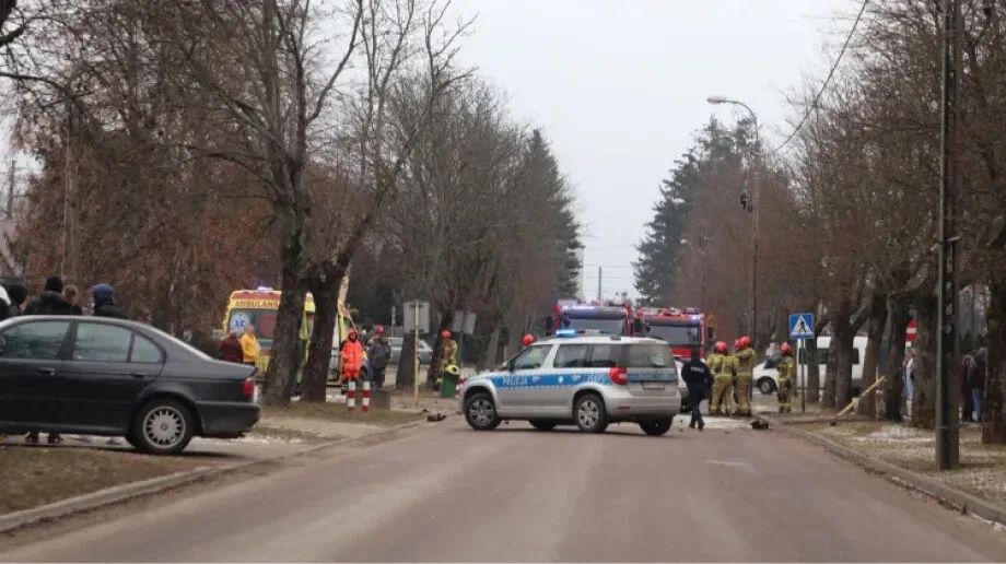 Samochód rozbity o drzewo przy "Rubinku" (zdjęcia, aktualizacja)