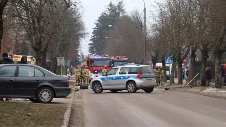 Samochód rozbity o drzewo przy "Rubinku" (zdjęcia, aktualizacja)