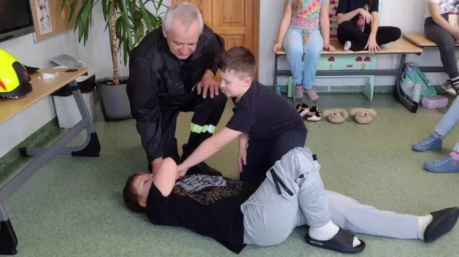 Lekcja pierwszej pomocy dla najmłodszych w gminie Boguty-Pianki (zdjęcia)