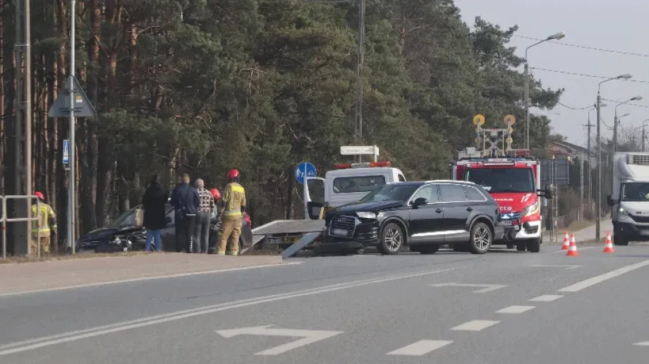 To mogło skończyć się tragedią! 57-latek wjechał prosto w młodego kierowcę na Różańskiej (zdjęcia)