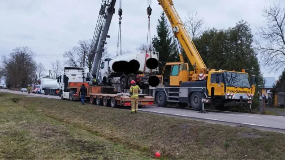 Autocysterna w rowie. Kierowca trafił do szpitala