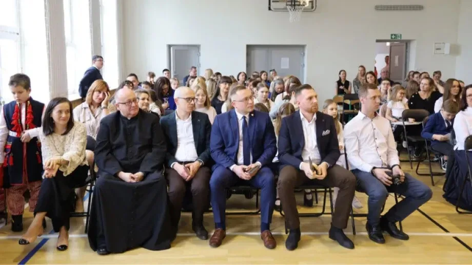 Święto Szkoły w ostrowskiej "Jedynce". Wyjątkowy dzień pełen wspomnień i radości (zdjęcia)