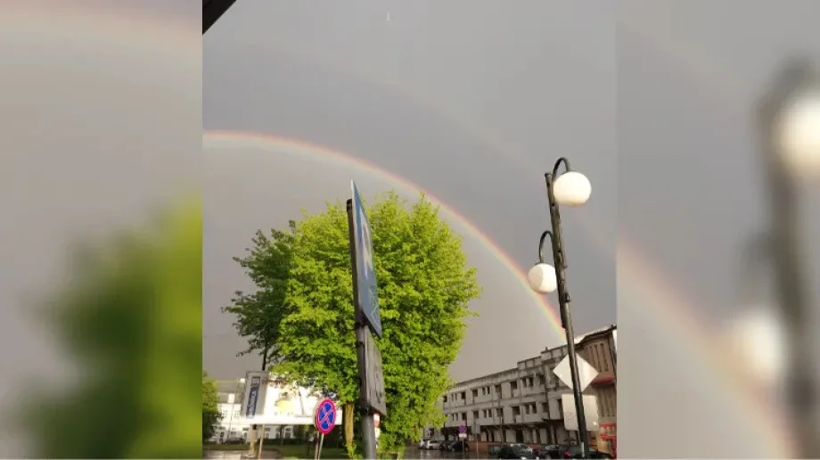 Ale widok! Tęczowy spektakl nad miastem (zdjęcia)