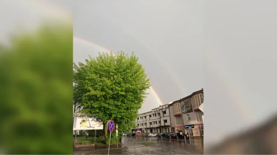 Ale widok! Tęczowy spektakl nad miastem (zdjęcia)