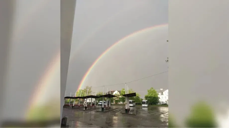 Ale widok! Tęczowy spektakl nad miastem (zdjęcia)