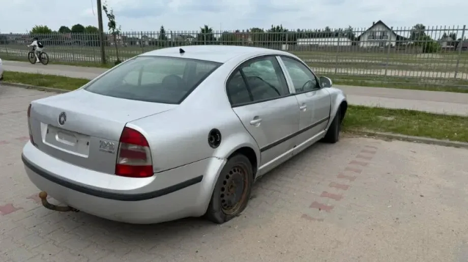 Zdewastowana Skoda przez ponad rok blokowała miejsce parkingowe. Radny interweniował (zdjęcia)