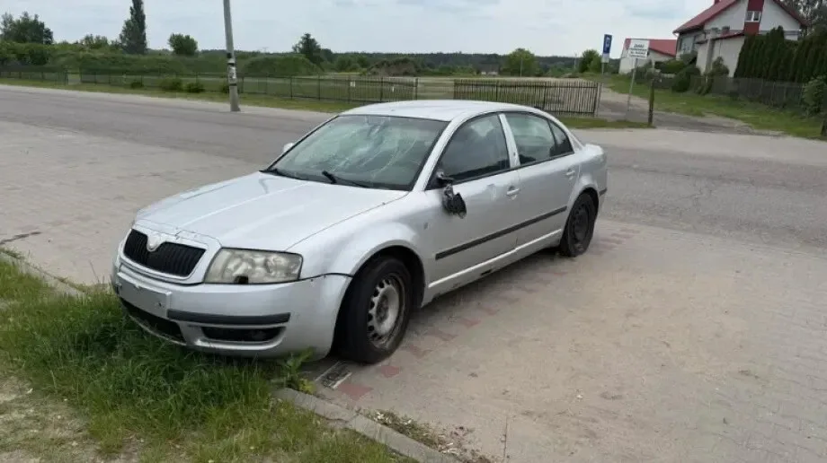 Zdewastowana Skoda przez ponad rok blokowała miejsce parkingowe. Radny interweniował (zdjęcia)