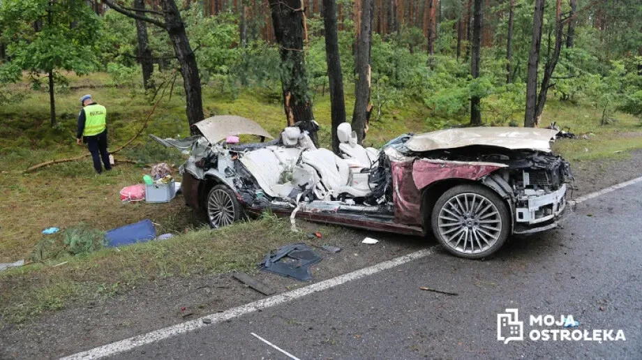 Kto jechał Maybachem, który rozbił się na drzewie na trasie Ostrów Maz. - Różan? (zdjęcia, wideo)