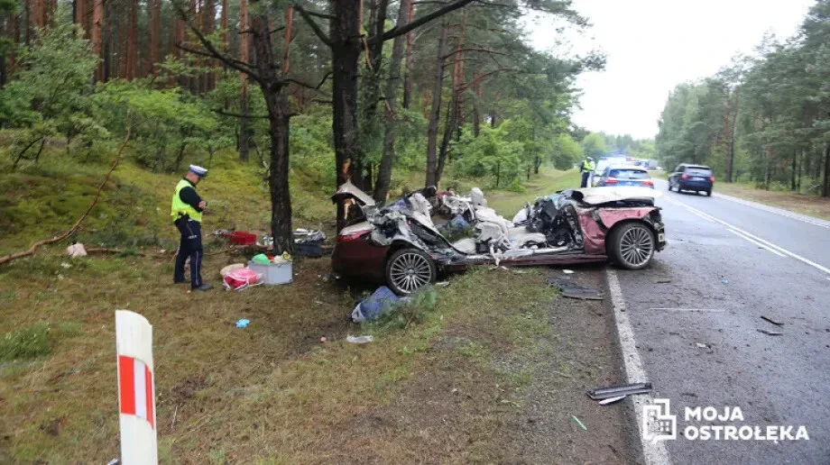 Kto jechał Maybachem, który rozbił się na drzewie na trasie Ostrów Maz. - Różan? (zdjęcia, wideo)