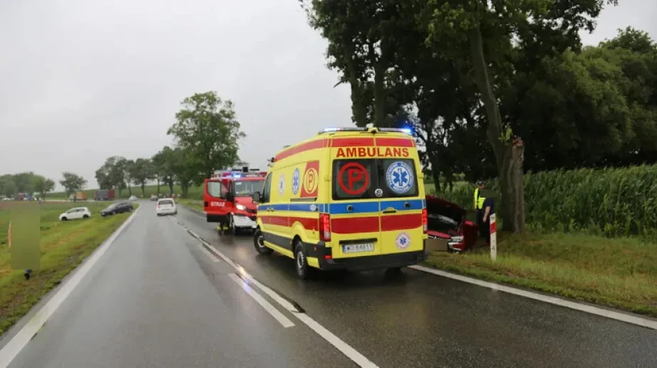 Wypadek na trasie Ostrołęka - Ostrów Mazowiecka. Auto osobowe w rowie (zdjęcia, aktualizacja)