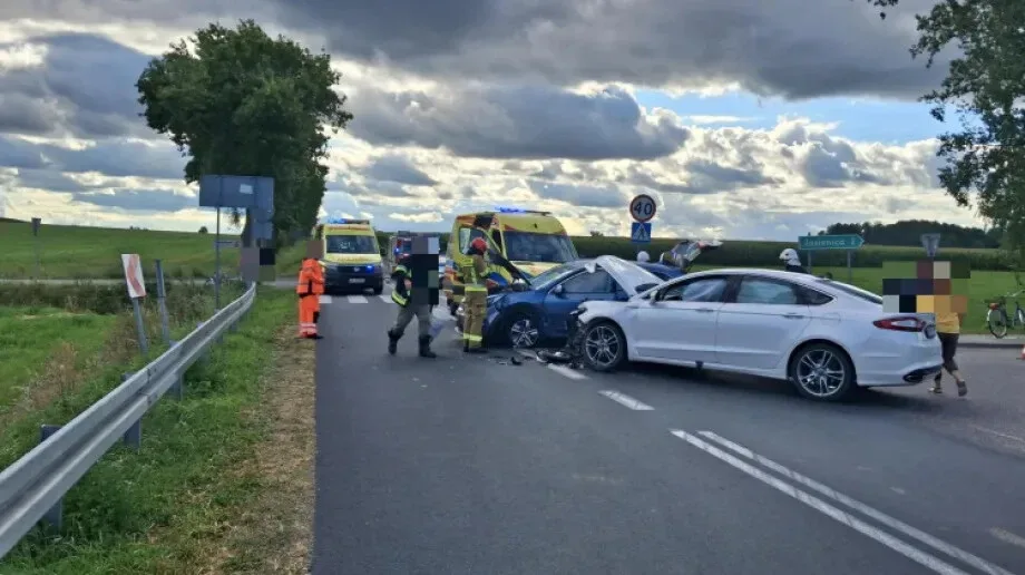Dramat na skrzyżowaniu w Chmielewie! Auta rozbite, jedna osoba w szpitalu (zdjęcia)