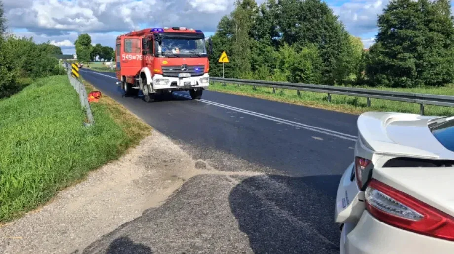 Dramat na skrzyżowaniu w Chmielewie! Auta rozbite, jedna osoba w szpitalu (zdjęcia)