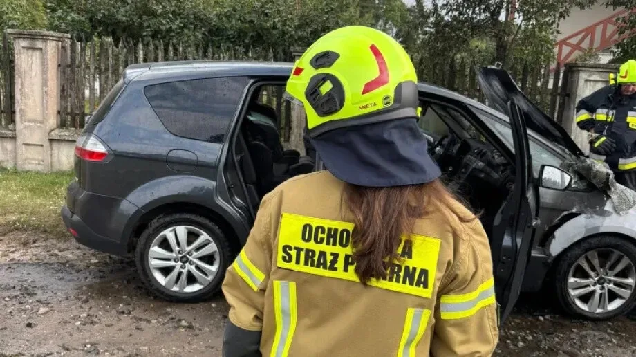 Pożar auta w Szulborzu Wielkim. Szybka akcja strażaków