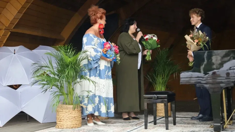 Magia fortepianu pod chmurką! Chopinowskie dźwięki porwały słuchaczy (zdjęcia)