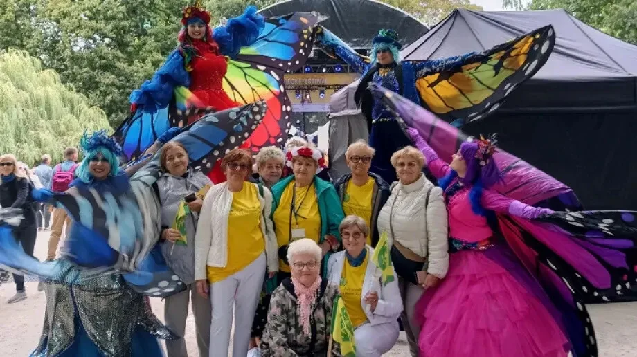 Tańce, śpiew i kolorowy marsz! Seniorzy z Ostrowi podbili stolicę (zdjęcia)